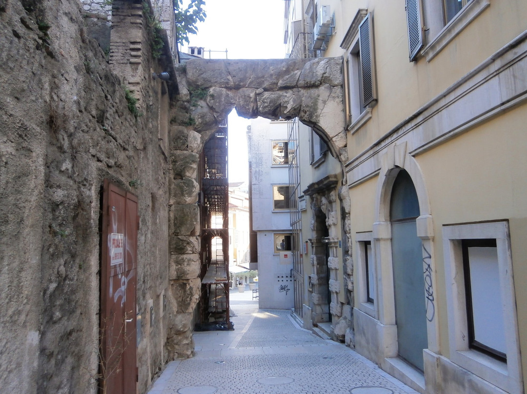 Old Gateway (Roman Arch)景点图片
