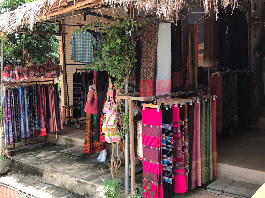 Ban Tha Sawang Silk Weaving Village景点图片
