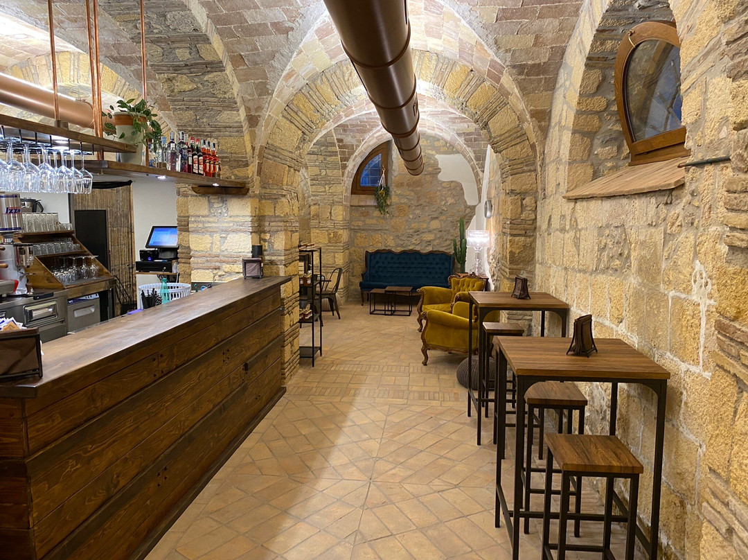 Il Locale Di Nome e Di Fatto