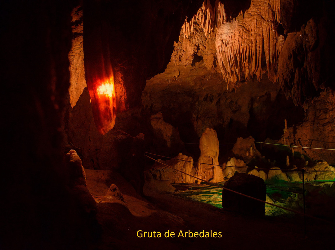 Gruta de Arbedales景点图片