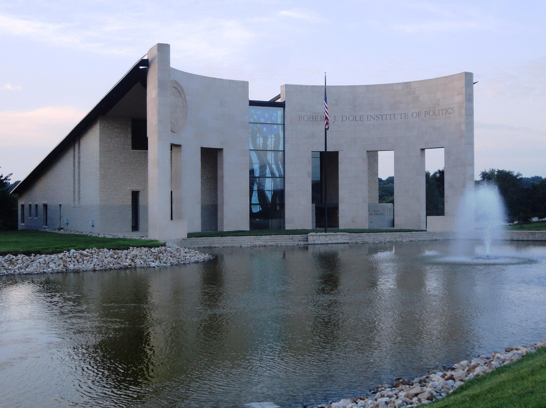 Robert J. Dole Institute of Politics-劳伦斯必去景点