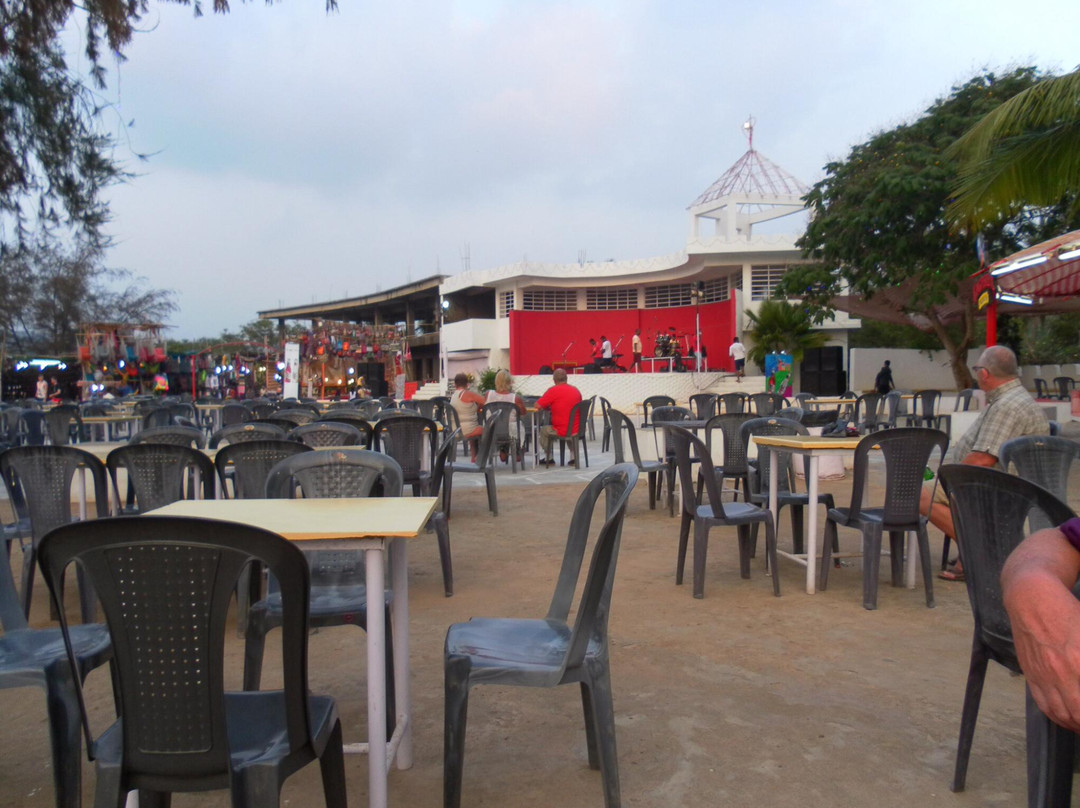 Mackie’s Saturday Nite Bazaar-巴格海滩必去景点