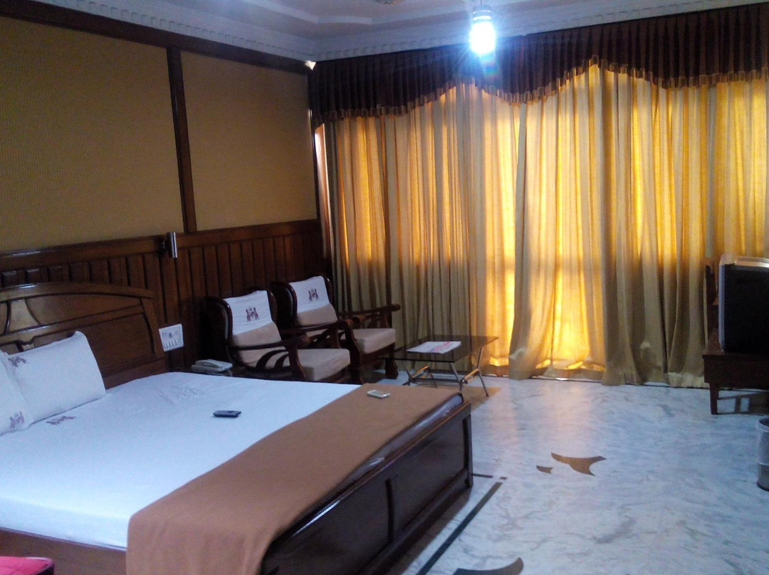 Hotel Adhiyamaan Palace