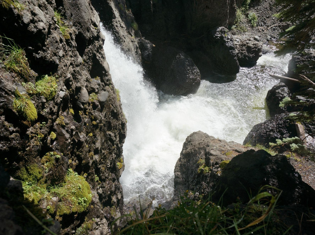 Piedra Falls-帕戈萨斯普林斯必去景点