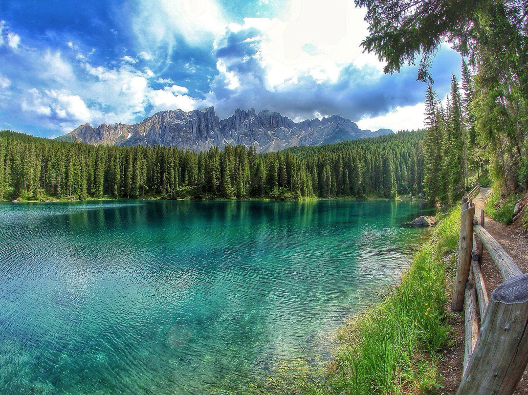 卡瑞扎湖景点图片