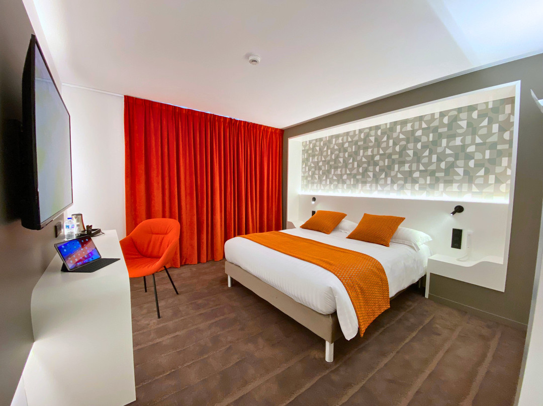 Brit Hotel Piscine & Spa - Fougères主图