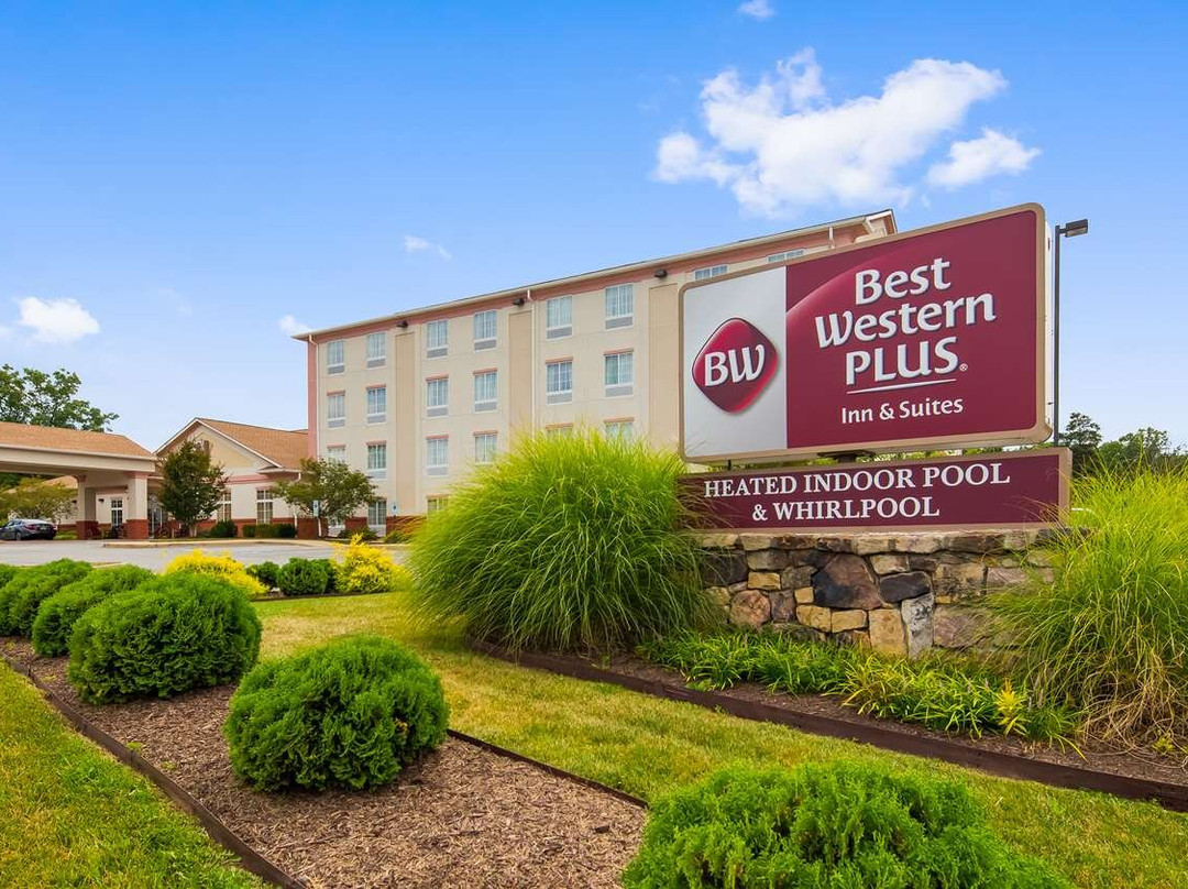 Best Western Plus Crossroads Inn & Suites主图