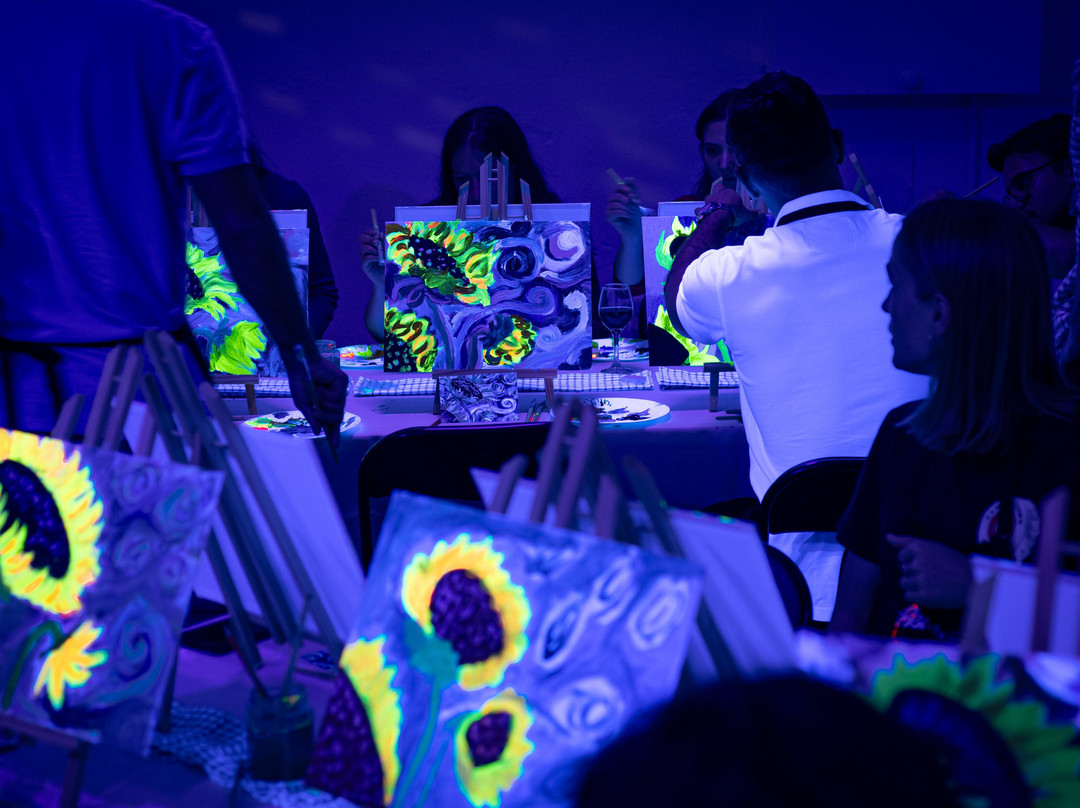 Bottomless Paint in the Dark at Rembrandt Van Wine-伦敦必去景点