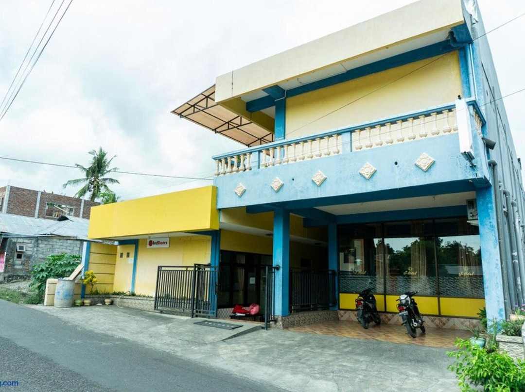 RedDoorz near H. Hasan Aroeboesman Airport