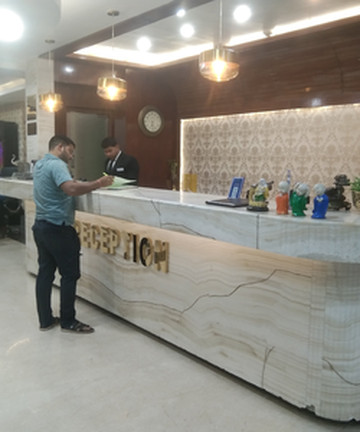 The Red Velvet Hotel Samarpan酒店图片