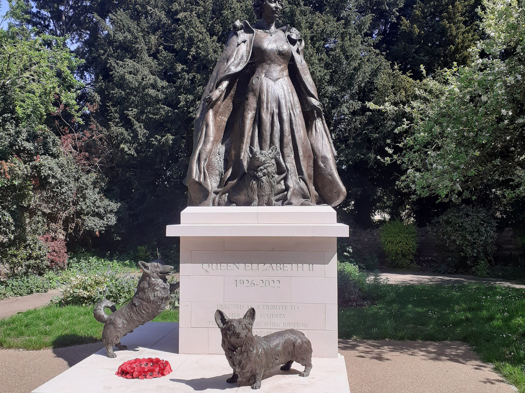 Statue Of Elizabeth 11-奥克姆必去景点