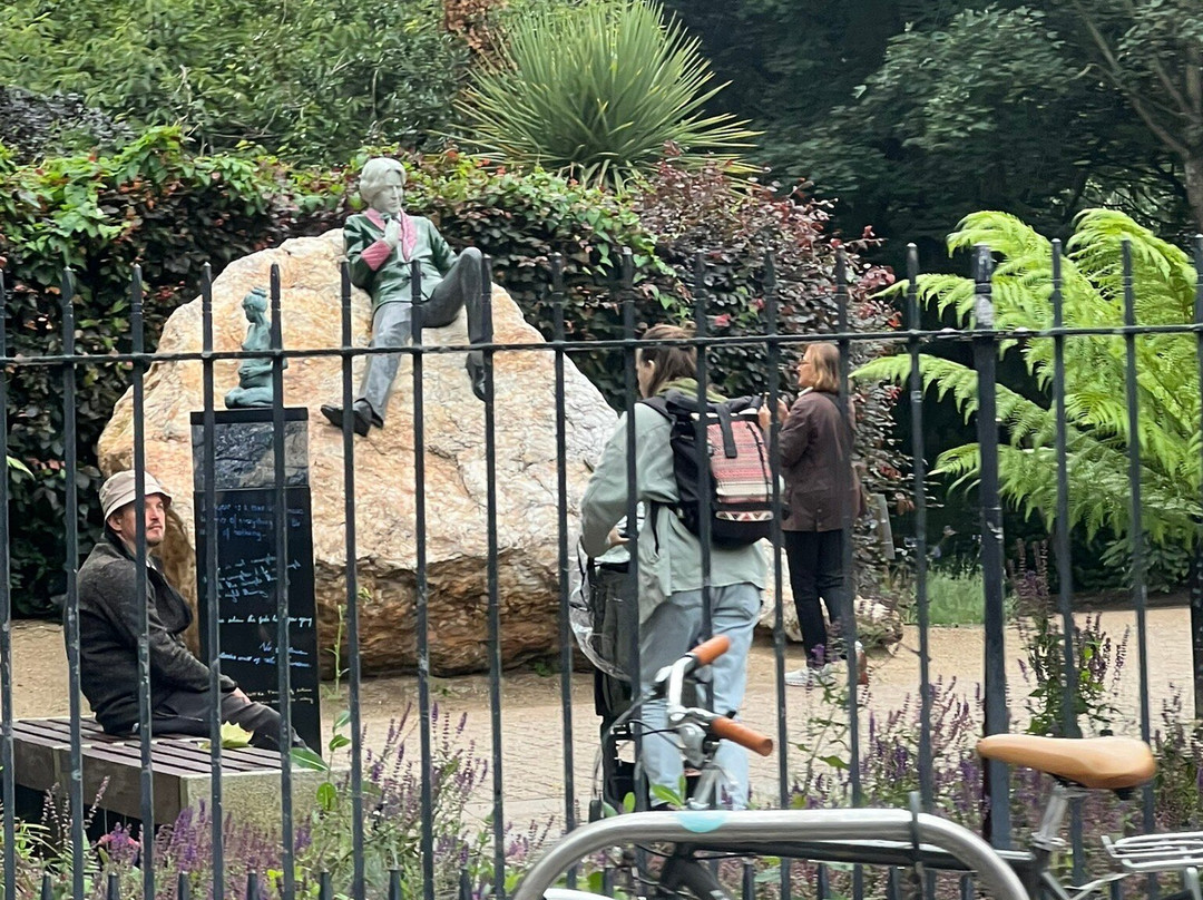 Monument to Oscar Wilde-都柏林必去景点