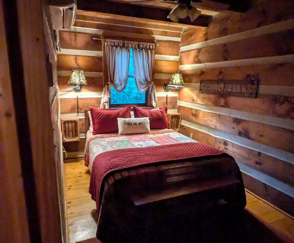 Fiddler's Roost Bed & Breakfast Cabins主图