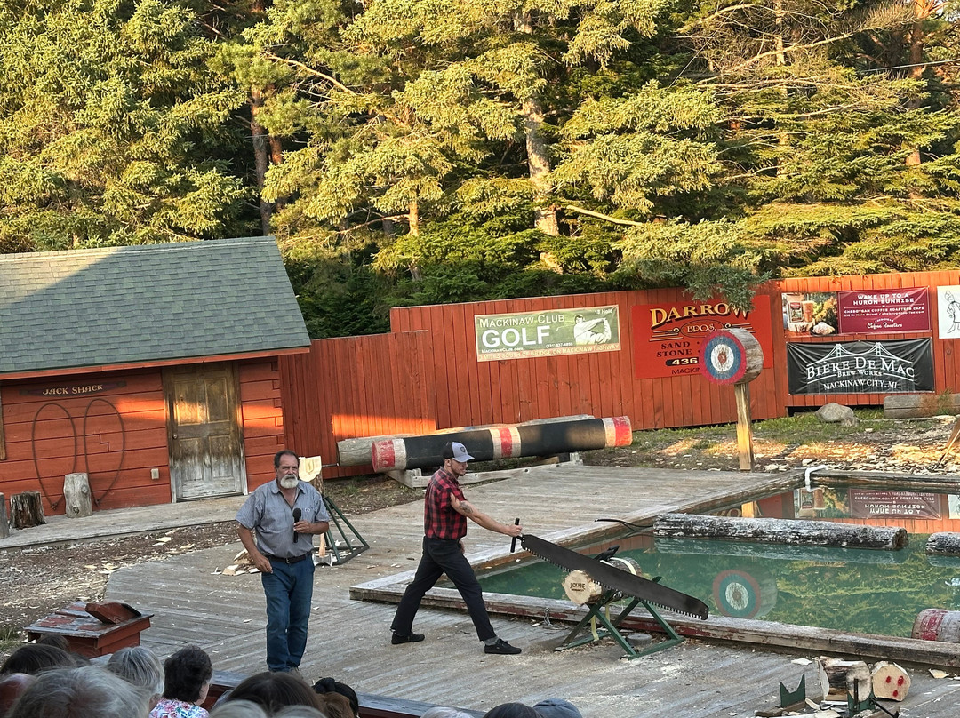 Jack Pine Lumberjack Show-麦基诺城必去景点
