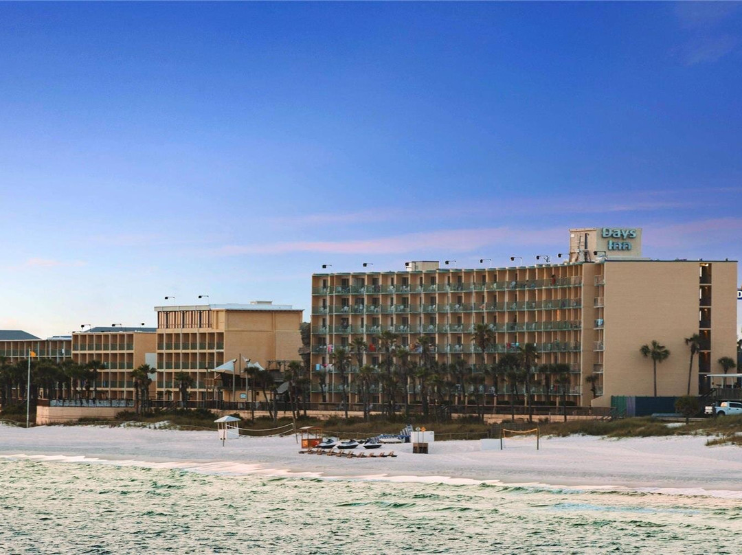 Days Inn by Wyndham Panama City Beach/Beachfront Resort