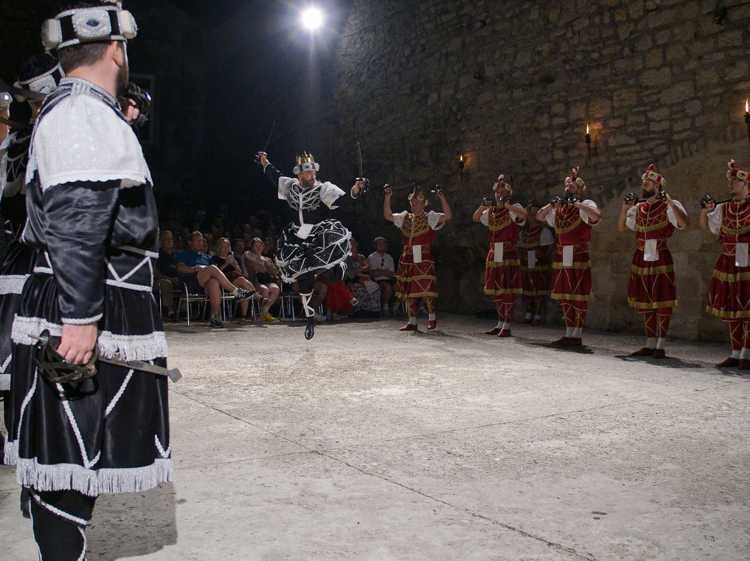 Moreska Sword Dancing-科尔丘拉镇必去景点