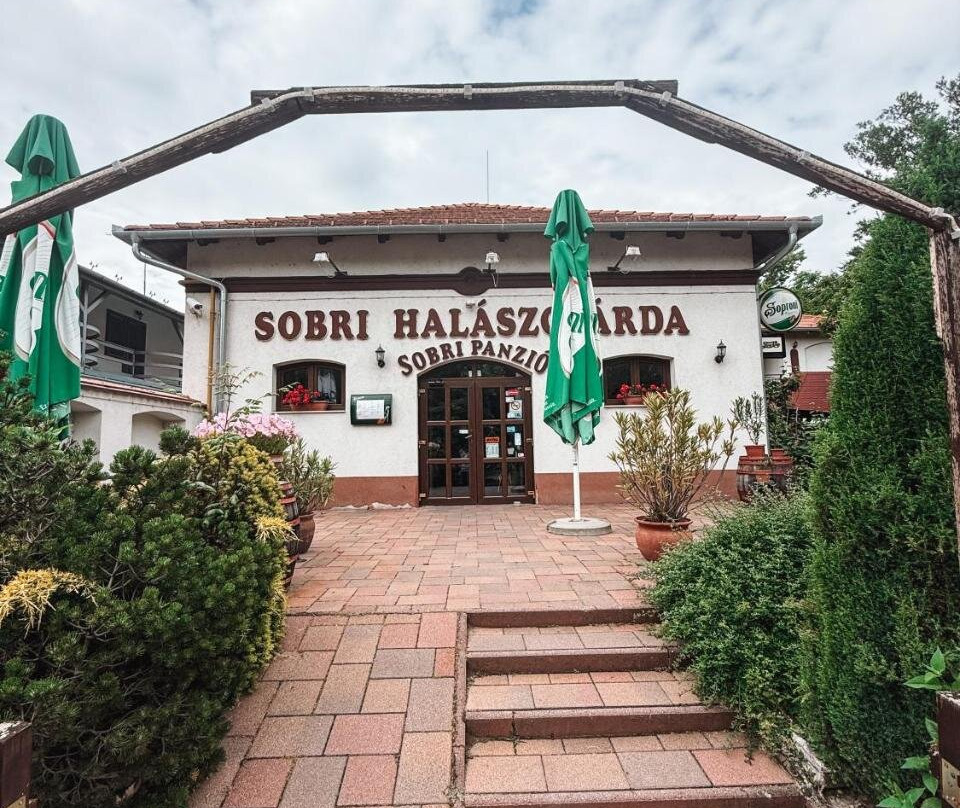 Alsonyek酒店住宿-Sobri Halaszcsarda es Panzio