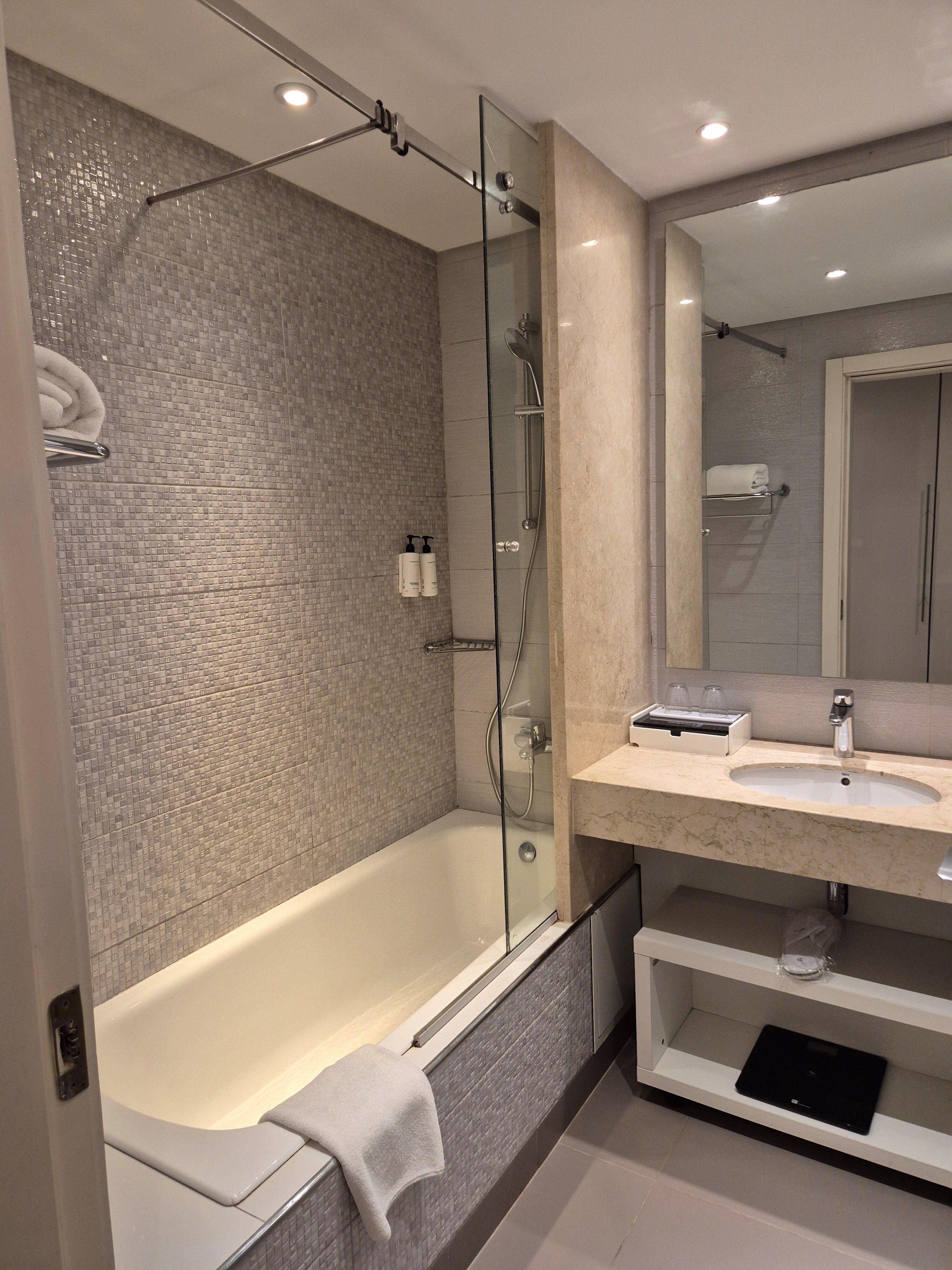 Golden Tulip Le Diplomate Cotonou-浴室