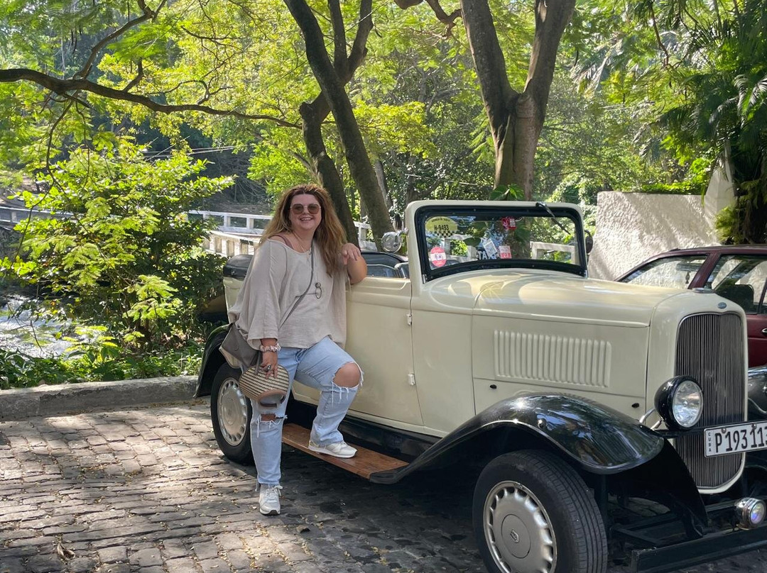 Cuban Classic Car Tours by Eddy