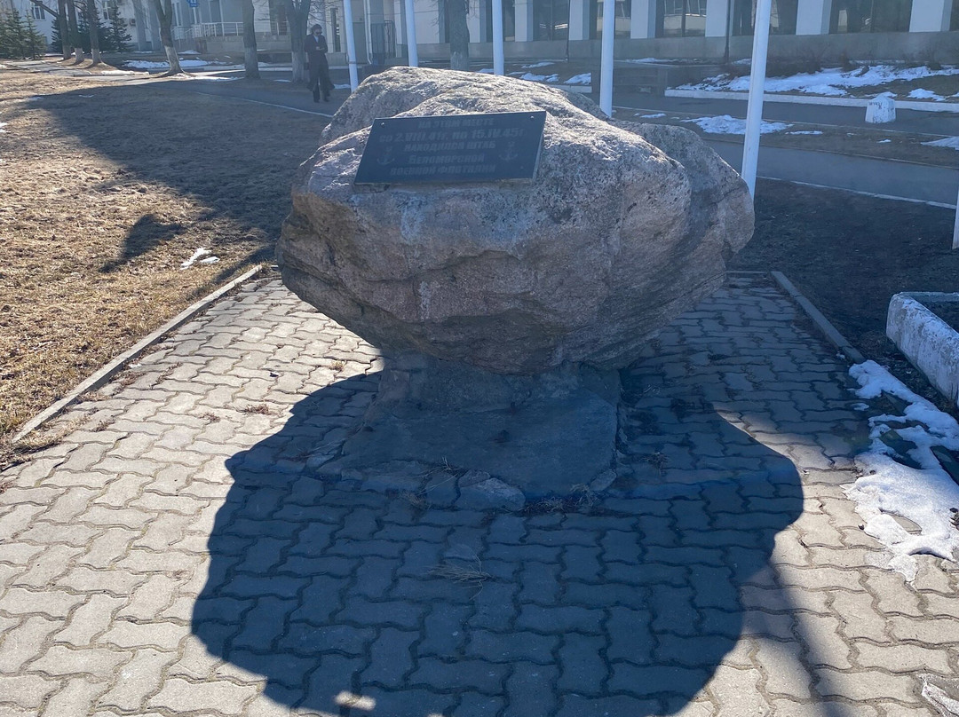 Stone of the Headquarter of the White Sea Flotilla-阿尔汉格尔斯克必去景点
