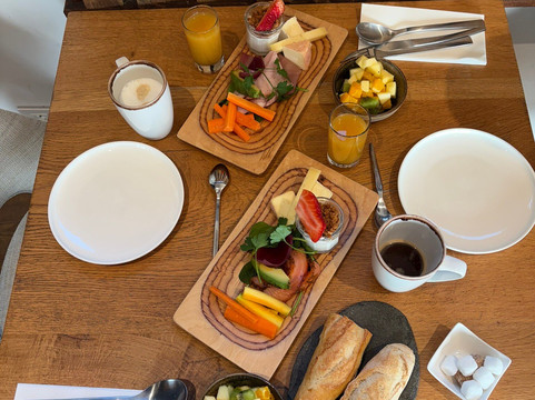 拉加雷纳酒店主图