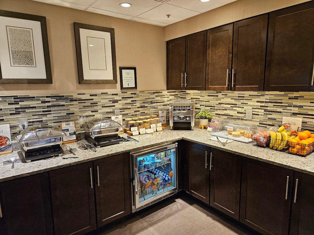 基恩市中心万枫套房酒店主图