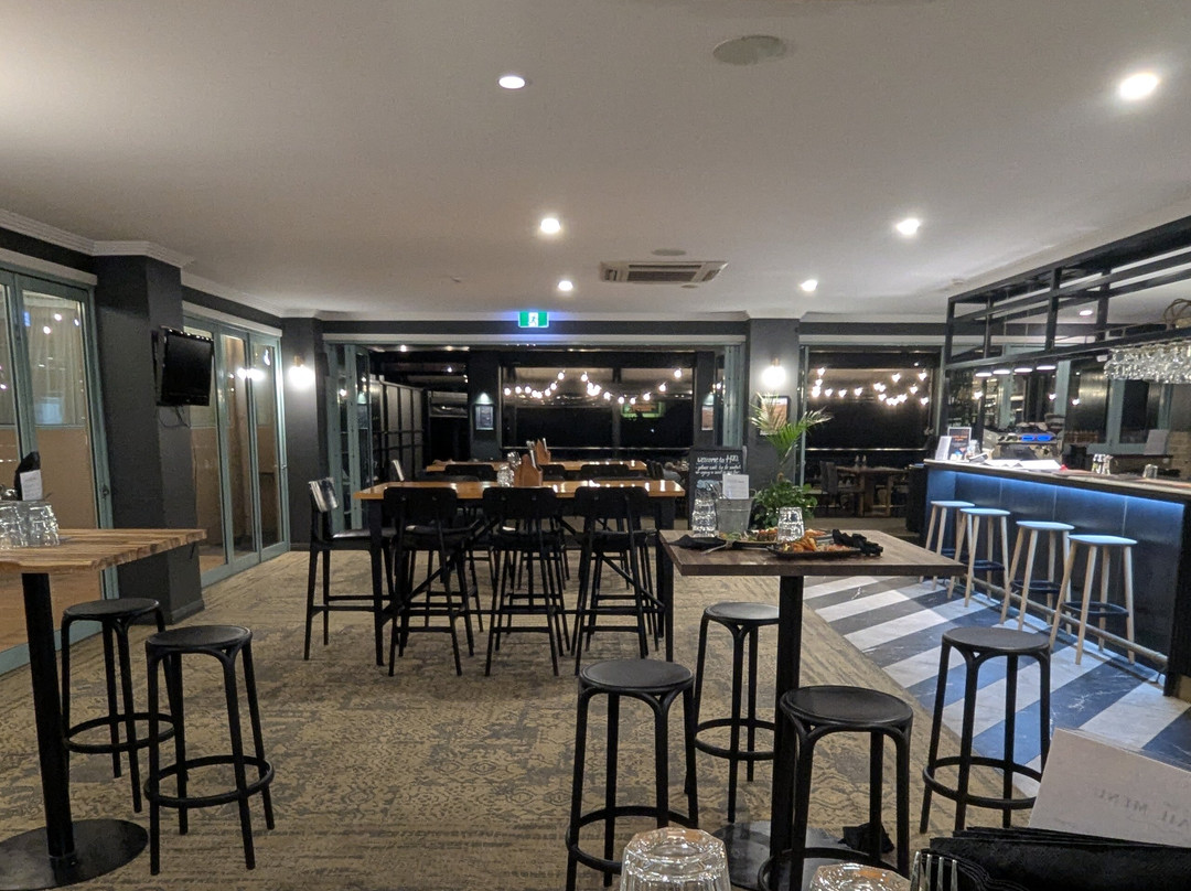 伯内特河滨酒店主图