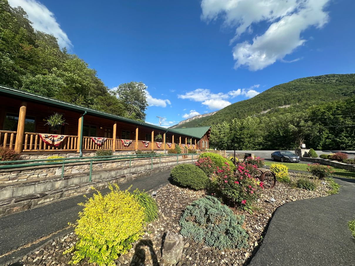 Smoke Hole Caverns & Log Cabin Resort-旅行者