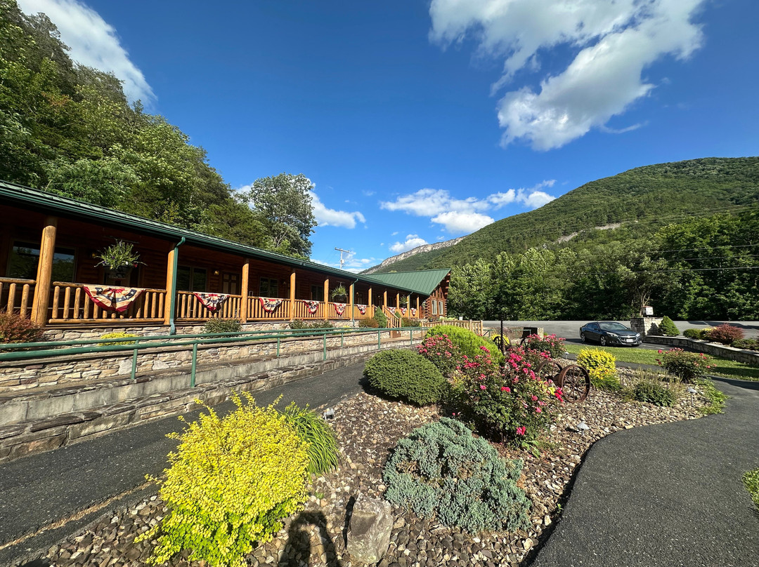 Smoke Hole Caverns & Log Cabin Resort主图