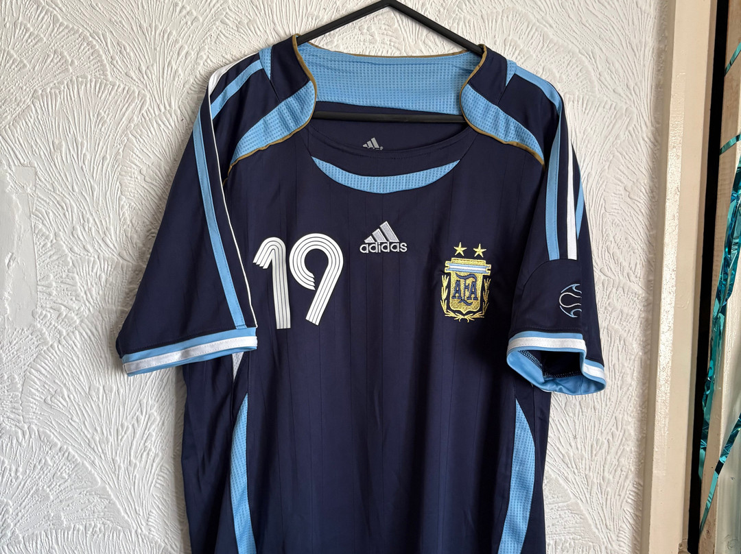 Football Shirts Co.-科比必去景点