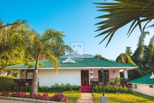 Tuskers Hill by Poppys Anaikatti-官方