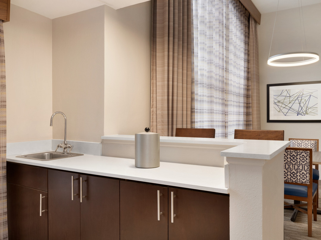 奥佩利卡奥本快捷假日&套房酒店主图