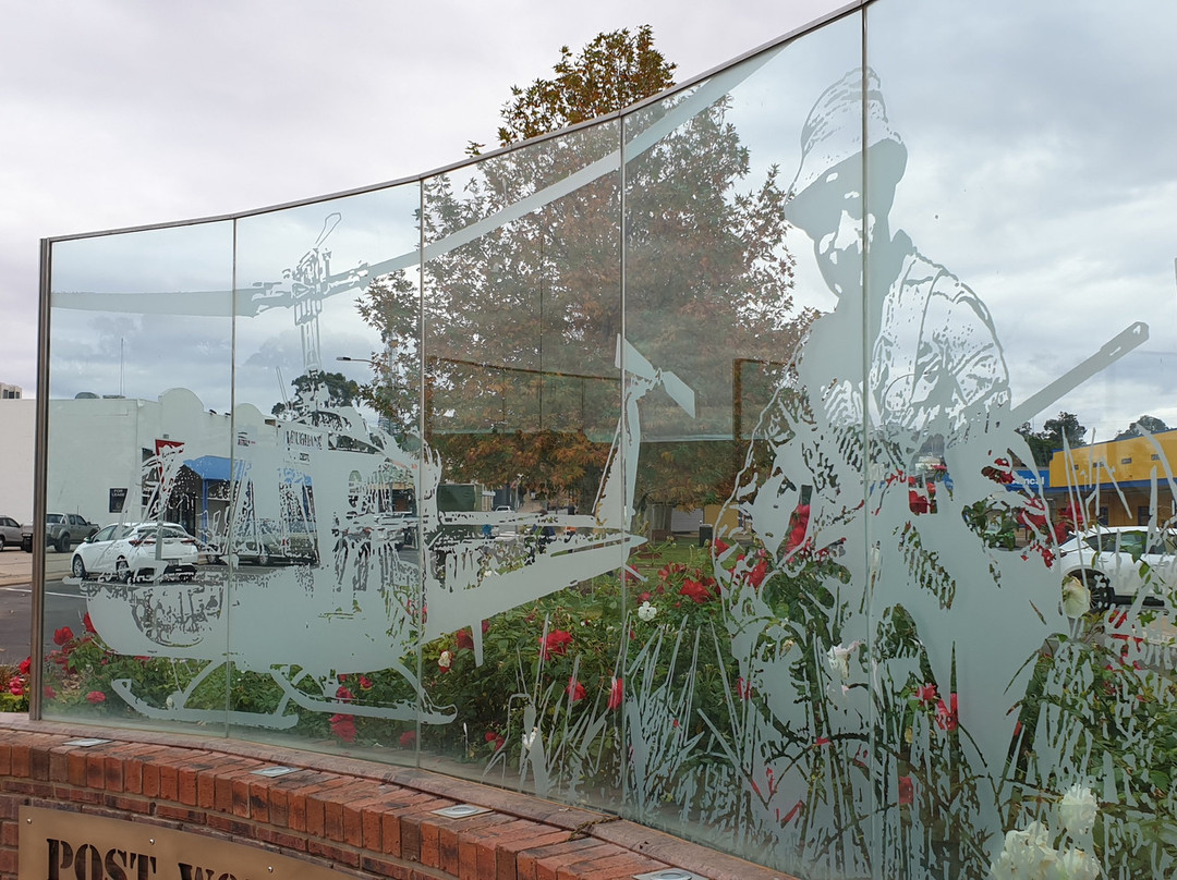 Riverland Vietnam War Veterans & Post World War Two Memorial景点图片