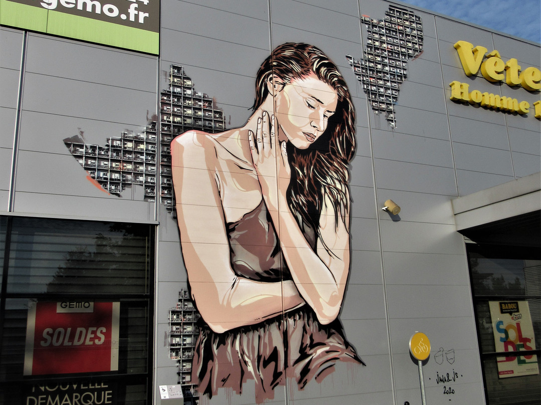 Fresque "Femme triste"景点图片