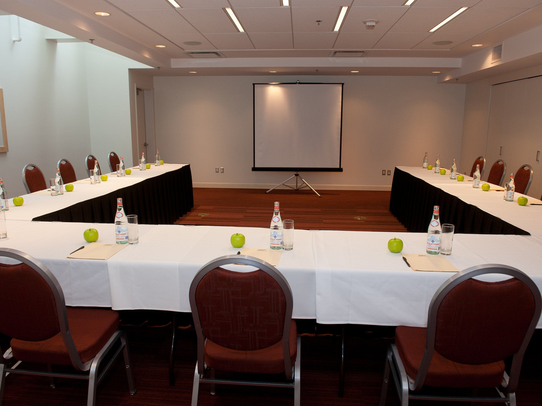 霍尔曼大酒店主图