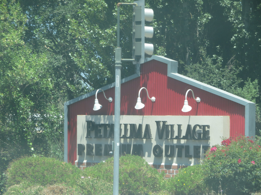 Petaluma Village Premium Outlets景点图片
