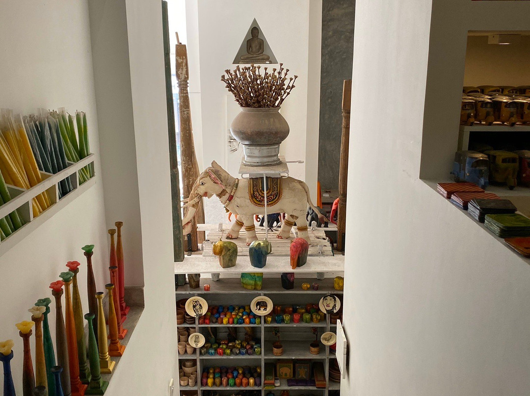 Saffron Robes-希克杜沃必去景点