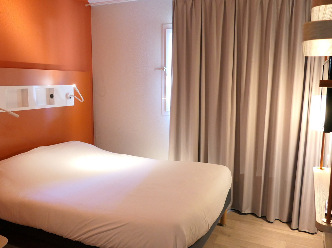 宜必思快捷佩里格布拉扎克酒店主图