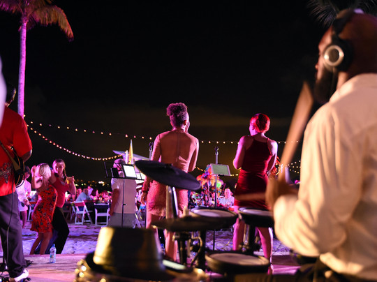 Expressions Bahamas Nightlife Tours-拿骚必去景点