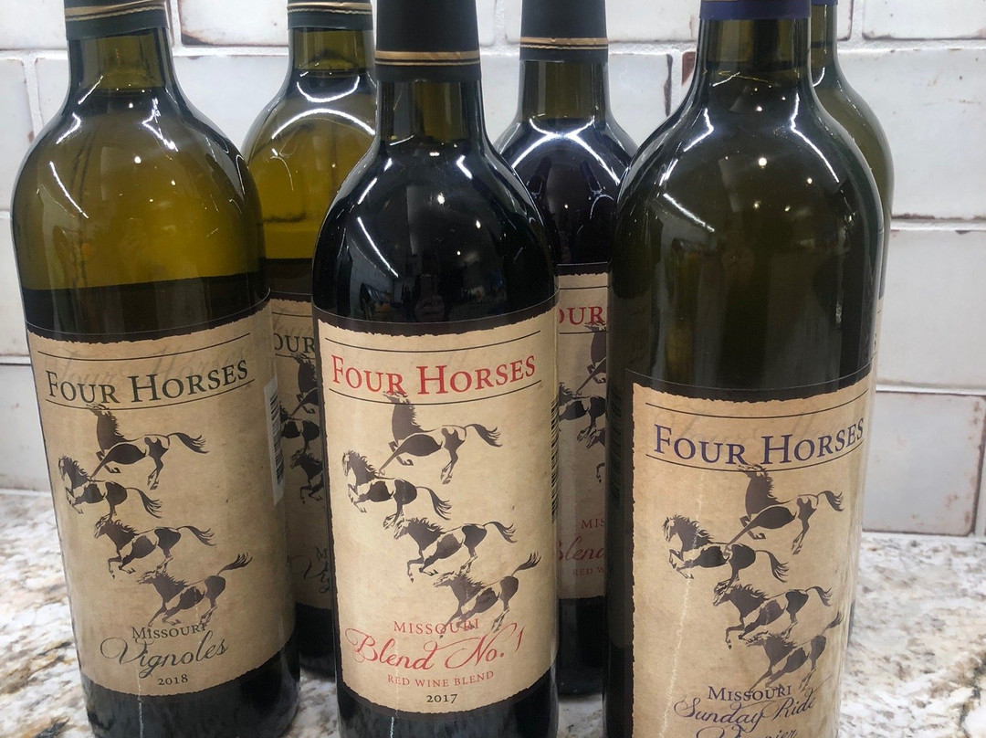 Four Horses and a Dog-Excelsior Springs必去景点