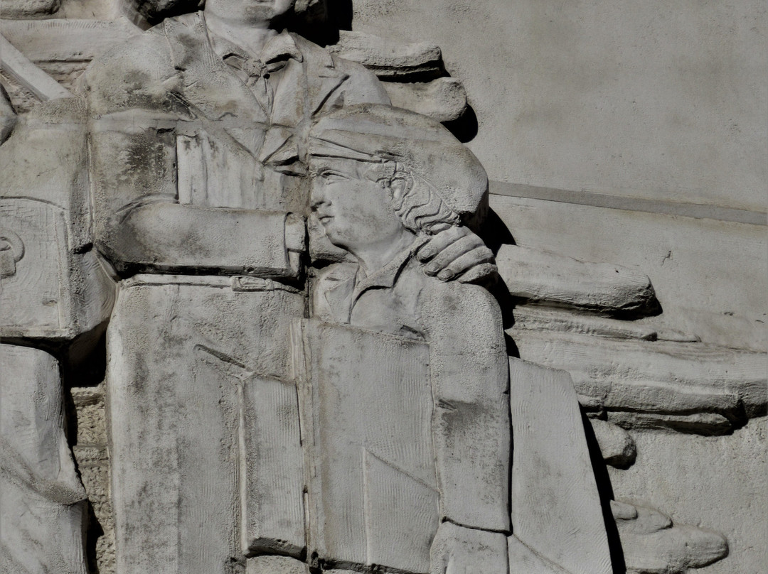 Bas-relief signalant l'entrée de l'école de garçons-Romainville必去景点