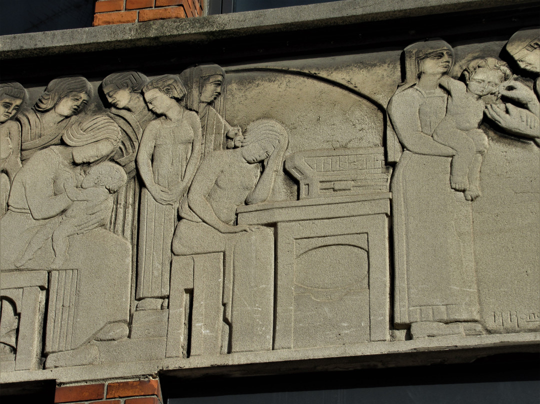 Bas-reliefs de la façade du dispensaire Louise Michel-Romainville必去景点