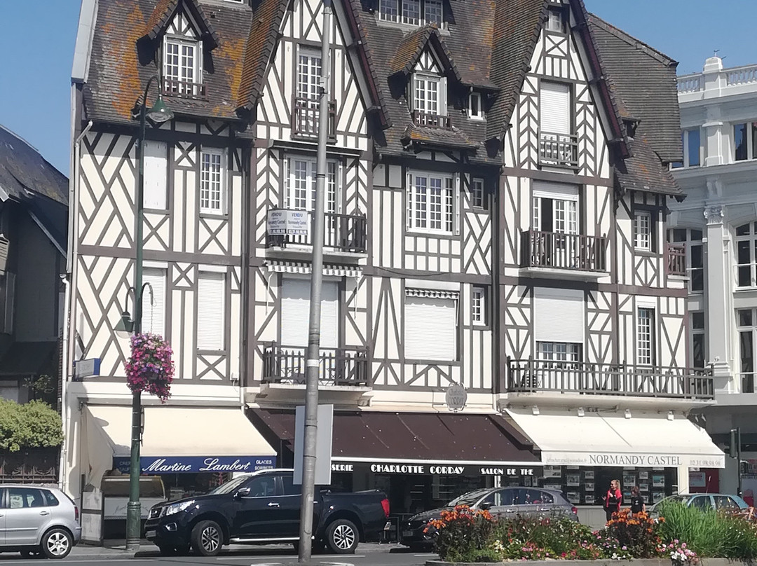 Grande Plage de Trouville-特鲁维尔海滨城必去景点