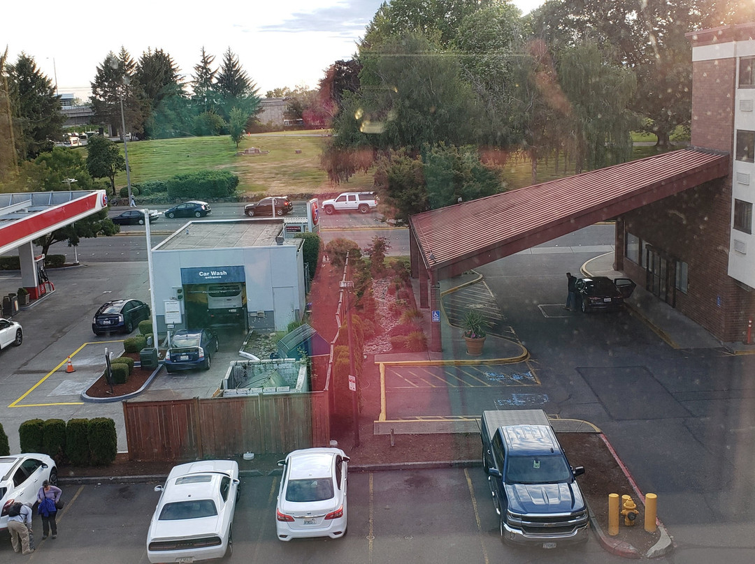 西雅图机场红屋顶客栈酒店主图