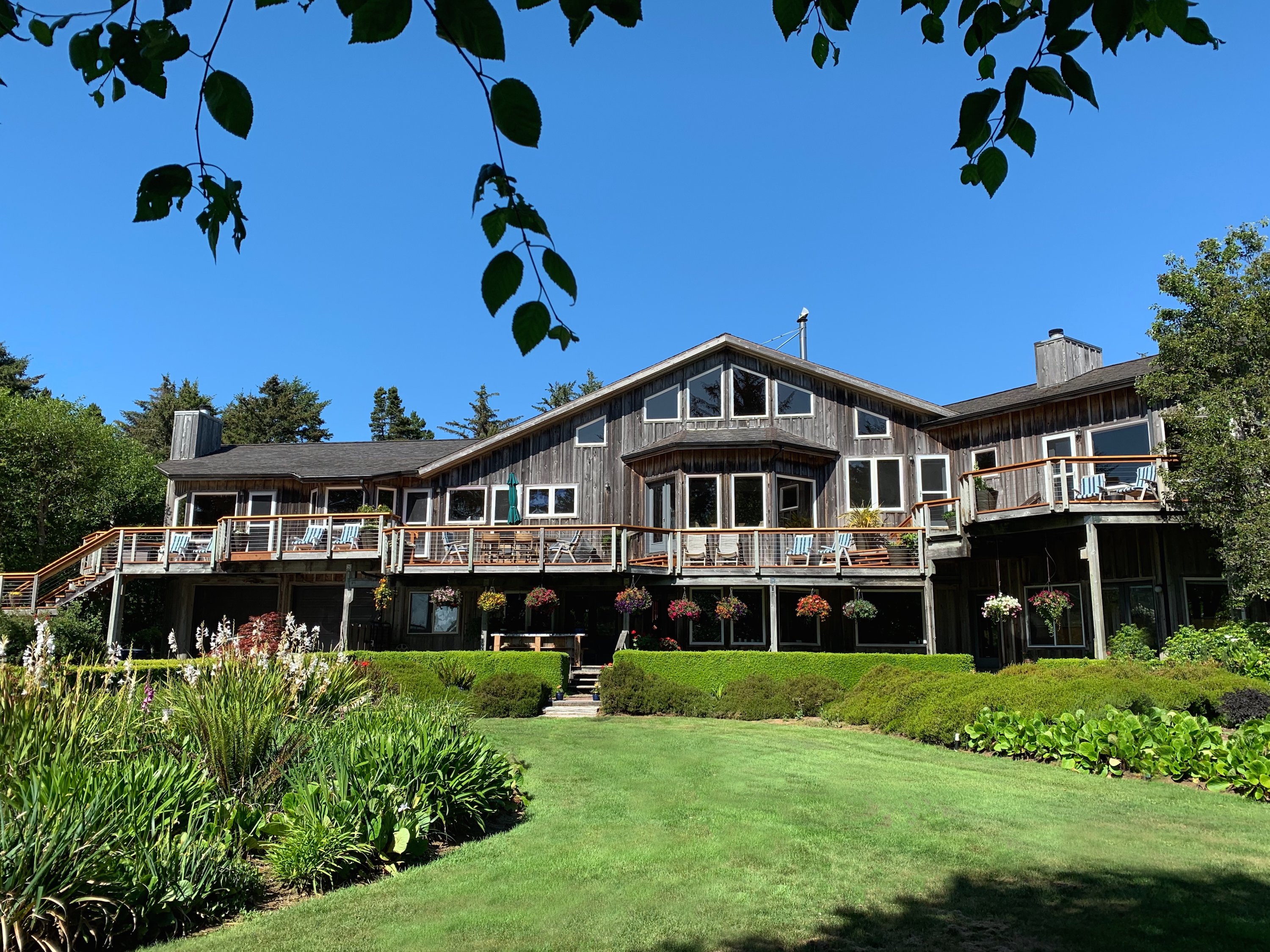 Floras Lake House Bed & Breakfast-官方