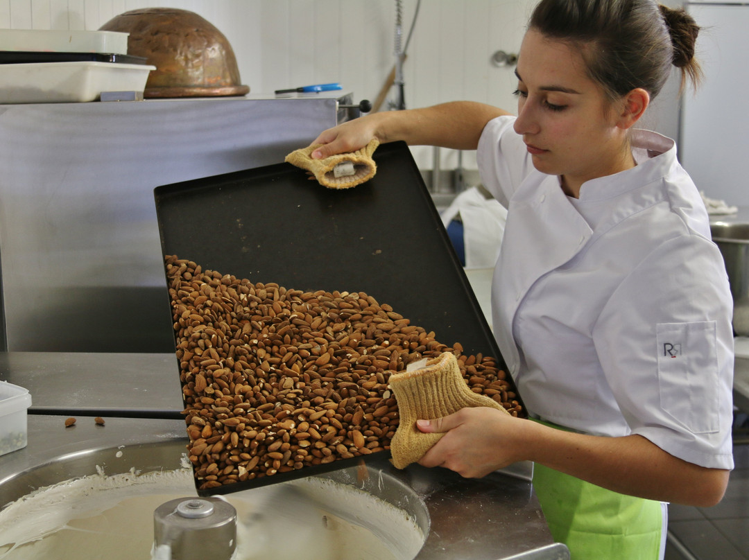 Nougaterie du Pont d'Arc-瓦隆蓬达尔克必去景点