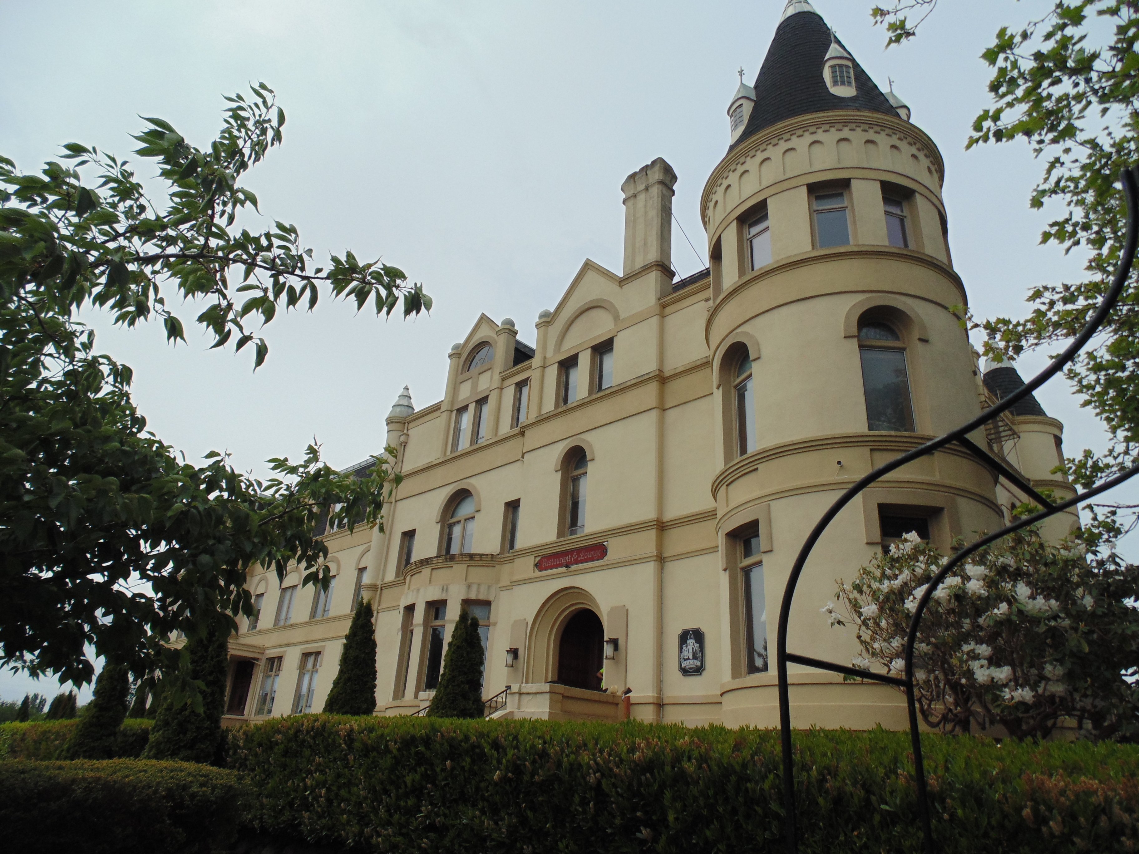 Manresa Castle-官方