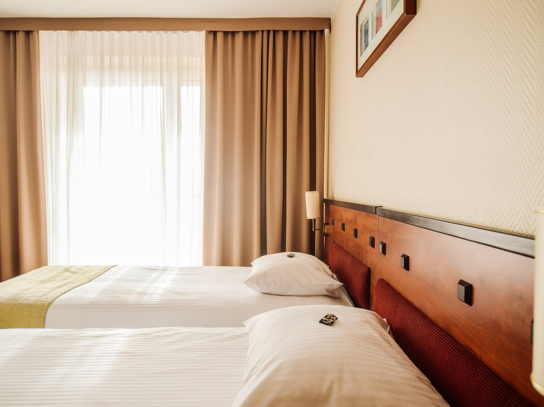 Gold Hotel主图