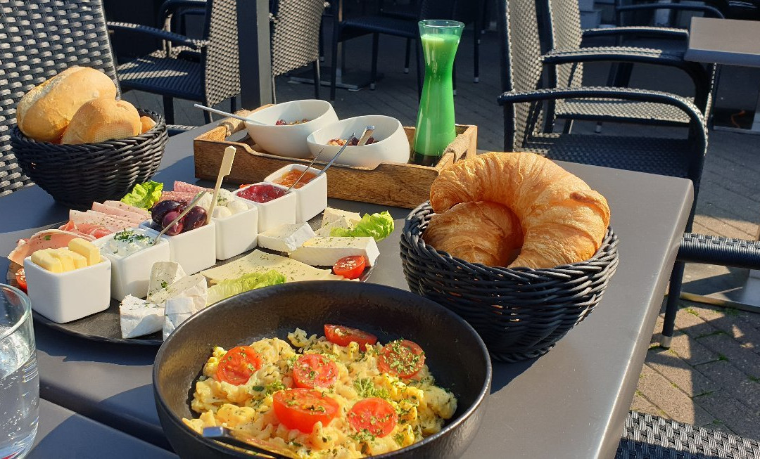 Seasons Cafe,Restaurant & Bar