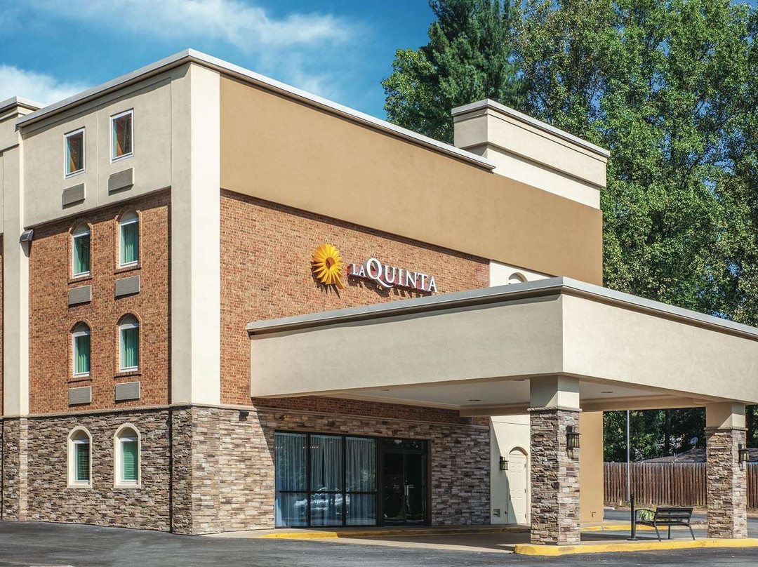 Clarion Pointe Charlottesville主图